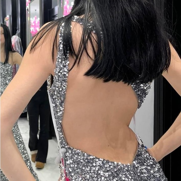 Beautiful gown for wedding, prom, black tie event. - Picture 2 of 2